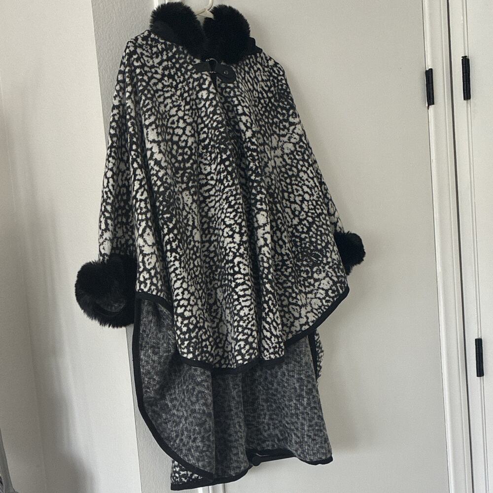 XL Wear to Love Animal Print Cape Black/White One Size Pockets Button Long 3/4